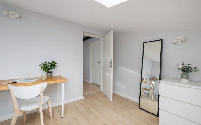 Apartment With 2 Desks by Renters