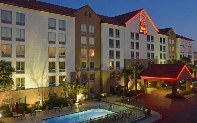 Red Roof Inn PLUS+ San Antonio Downtown - Riverwalk