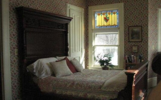 Estabrook House Bed and Breakfast