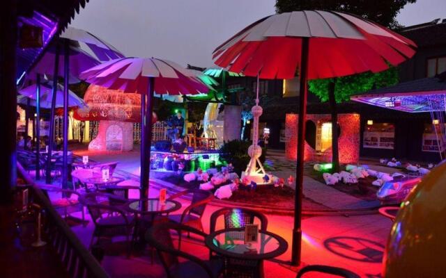 Cartonking Art Inn