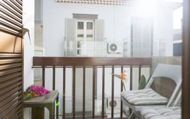 Central Funchal Apartment - GARDEN - Free Parking & AC