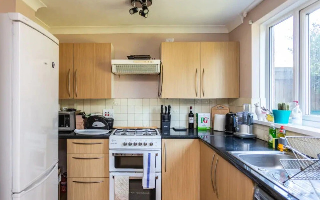 Homely 2 Bedroom House in Kennington With Garden
