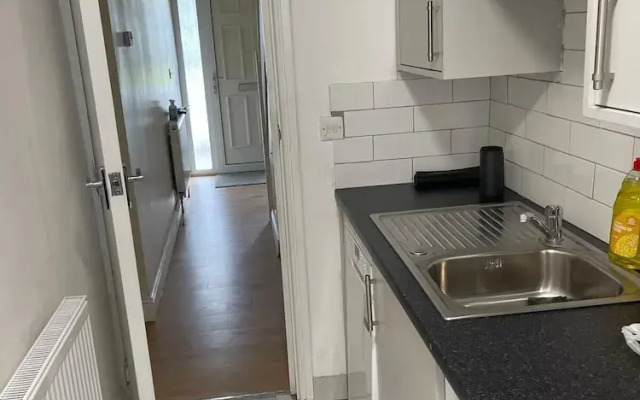 4 Beds, Sleeps 15, Near Lcy Airport & Excel London
