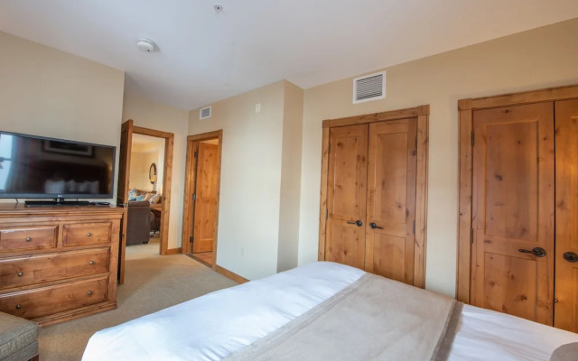 Comfortable 1 Bedroom Slopeside Condo - No Cleaning Fee! by RedAwning