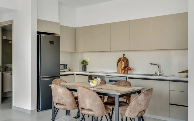 Sanders Elgio - Delightful 2-bdr Apt With Balcony