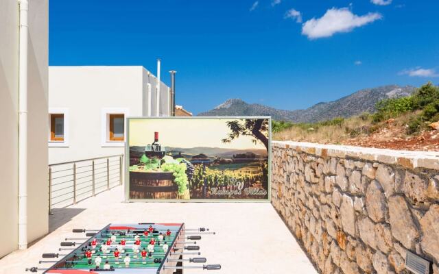 Villa in Crete With Private Pool & Beaches Nearby