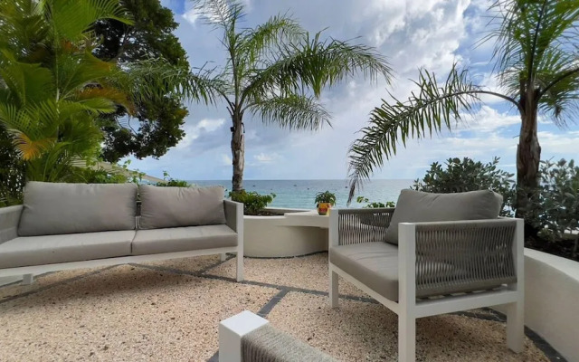 Villa Francoise - 4 Bedroom Beachfront w Pool
