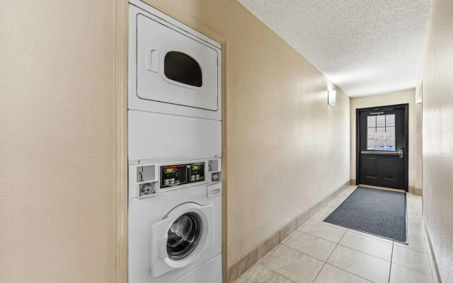 Super 8 by Wyndham Elgin