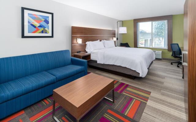 Holiday Inn Express & Suites Dinuba West by IHG