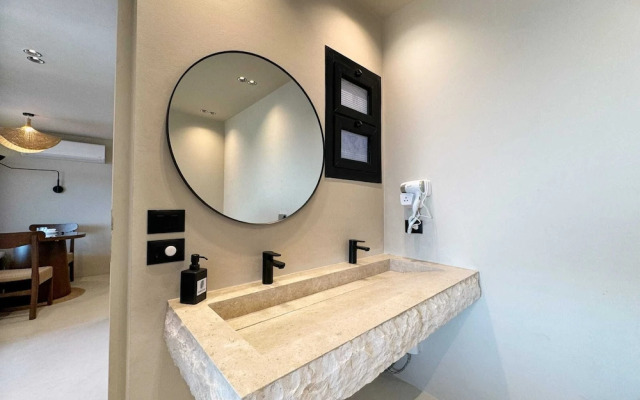The 2 BDR Pyramids Vista w/ Bathtub