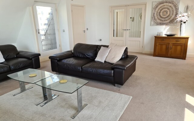 Harbour High - Luxury Beach Penthouse - Sleeps 6