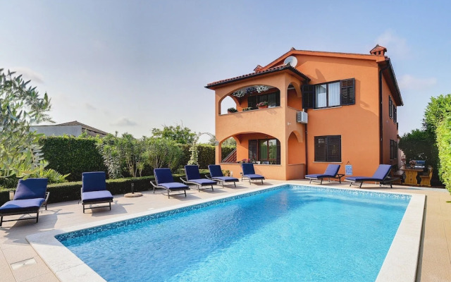 Detached 6 Bedroom House with Private Pool near Ližnjan