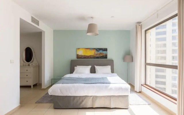 Spacious 1BR 5 minutes to beach