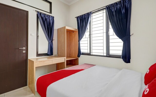 OYO 90688 Marta Residence