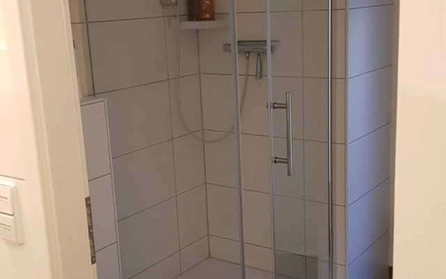 BudgetRooms - souterrain-private rooms & kitchen