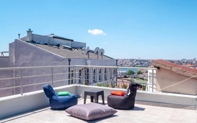 Flat With Balcony and Shared Terrace in Beyoglu