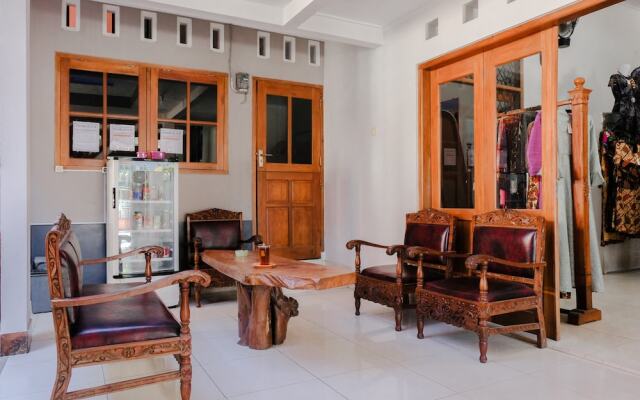 OYO 1306 Kraton Mas Family Residence