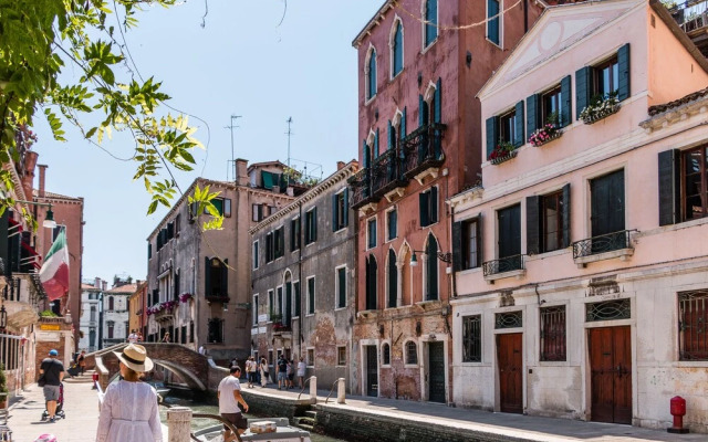 20 Windows on Venice