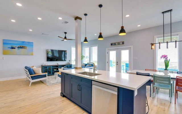 Steps to Beach: Vibrant House in Galveston!