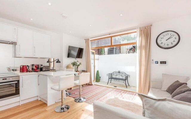 2 bed Garden Flat With air con by Fulham Broadway