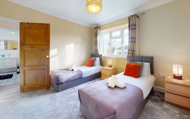 Immaculate 4-bed House in Romford