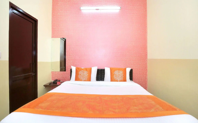 OYO 11886 Hotel Crystal