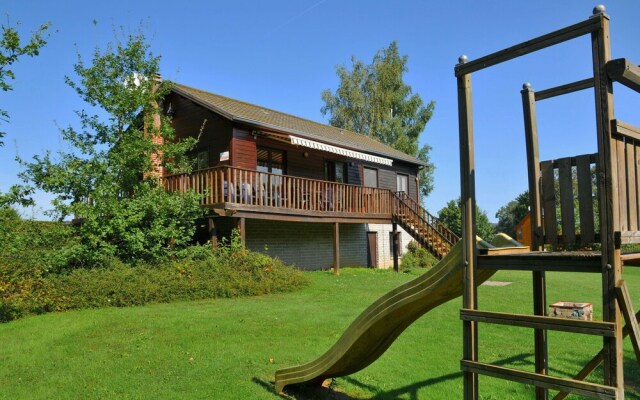 Cosy Chalet With Large Garden and Playground, Located at the Edge of the Forest