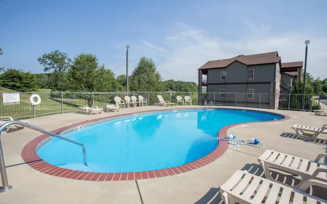 Ozark Comfort 3 Bedroom Condo by RedAwning