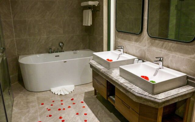 Muong Thanh Luxury Ha Long Centre Hotel