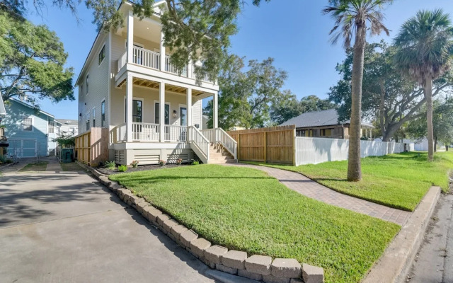 Upscale Home w/ 2 Balconies in Galveston!