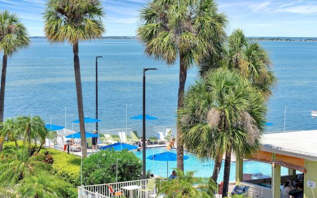 Seaside Luxury Oasis with balcony