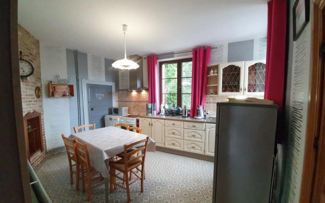 Luxurious Holiday Home with Garden in Gimnee