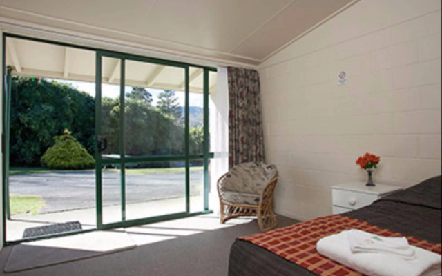 Opal Hot Springs & Holiday Park