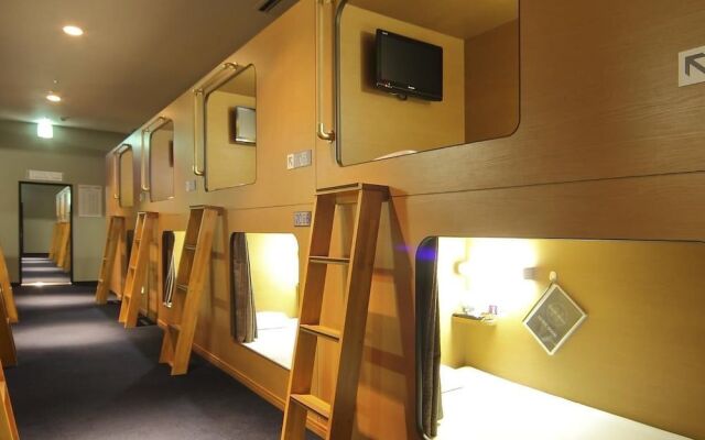 Nikoh Capsule Hotel Refre - Hostel - Caters to Men