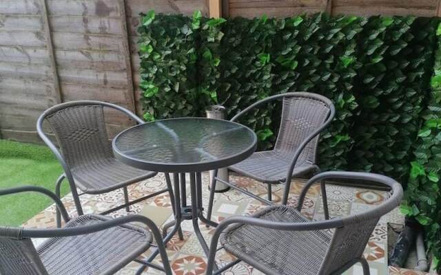 Beach Apartment - Sleeps 4, Garden & Parking