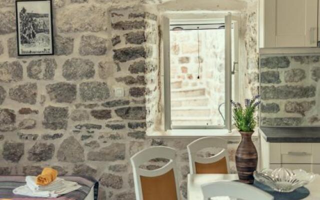 Sunny Port Apartment & Rooms