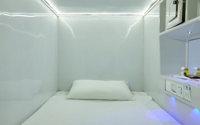Molotoff Capsule Hotel