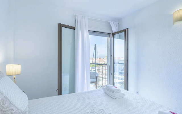 Peaceful Apartment in Empuriabrava with Terrace near Beach