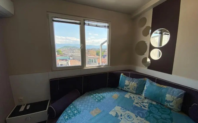 Modern 1BR Apartment with Hill View & Free Street parking