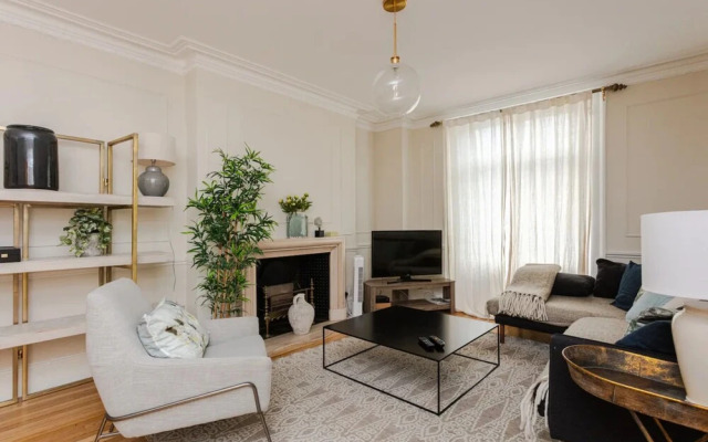 Beautiful 5 Bedroom Home With Garden in South Kensington