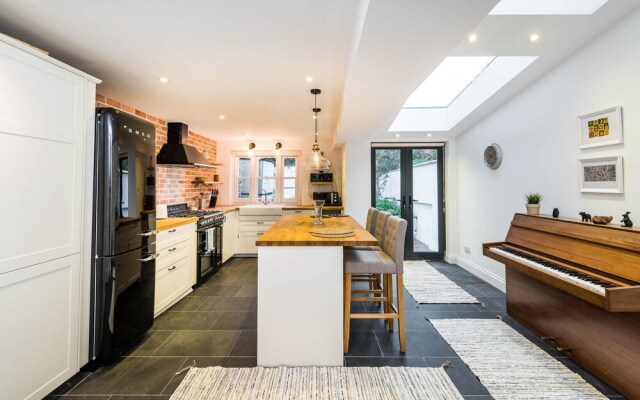Stunning Spacious 4BD House With Garden - Sleeps 8