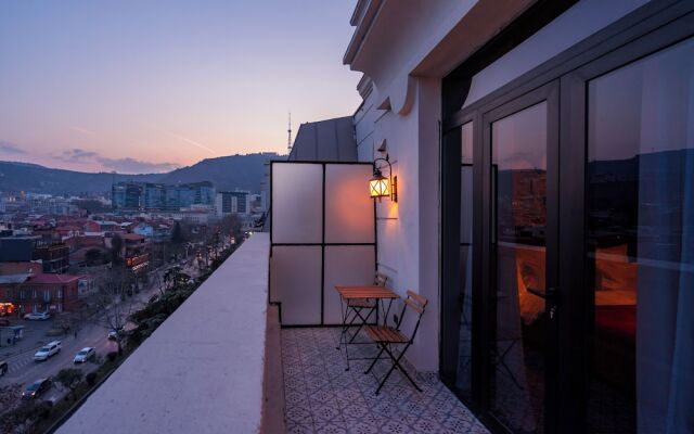 Zorba&Bond Hotel on the 8th