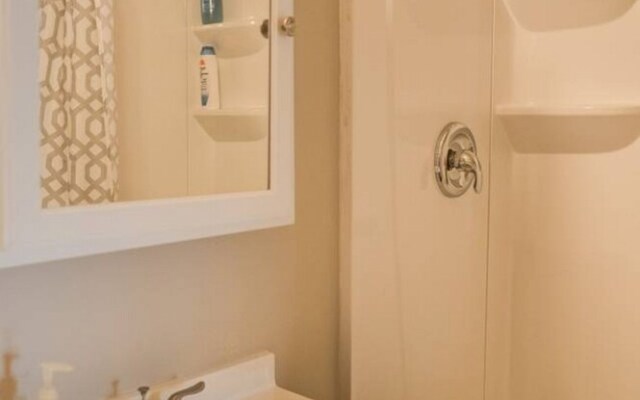 Lively 1 Bedroom Apt Near Lake