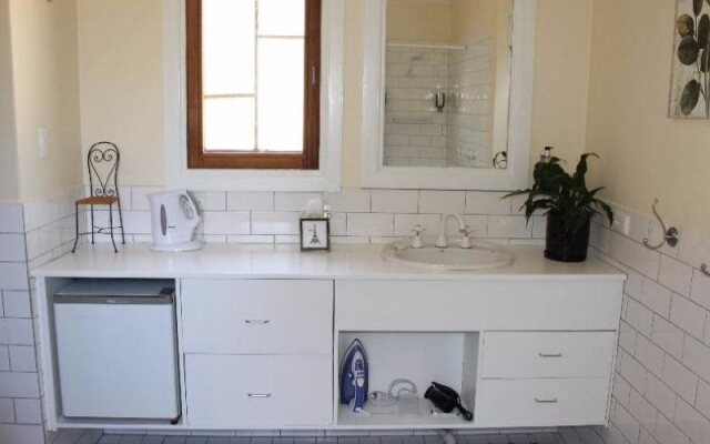 Mellers of Auburn Cafe and Accommodation