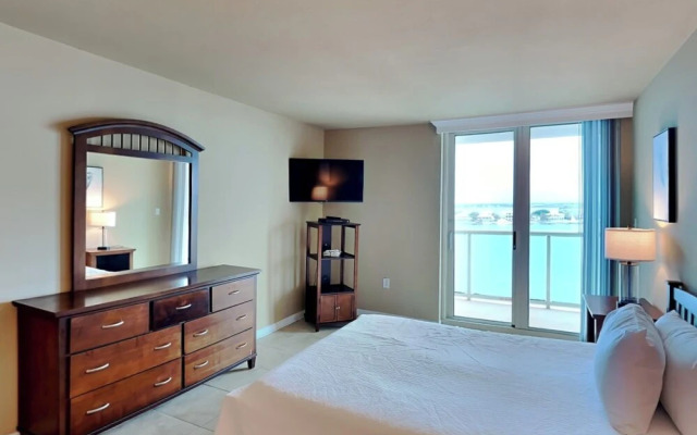 Sabine Yacht & Racquet #8D