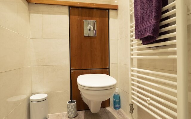 Elegant 2BR Apartment with Balcony and Parking