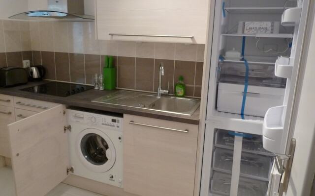 Apartment 82