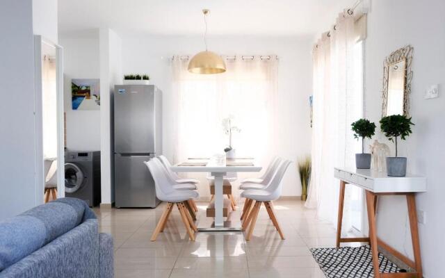 Nissini Blanco, 3 bedroom villa with private pool, 5 min to the beach