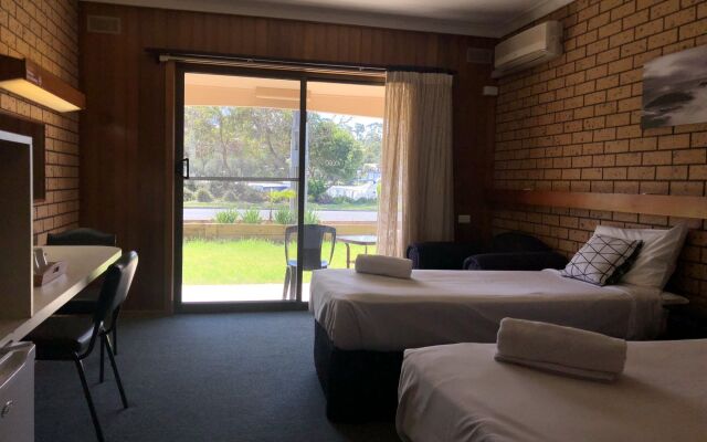 Lakeside Motel Waterfront