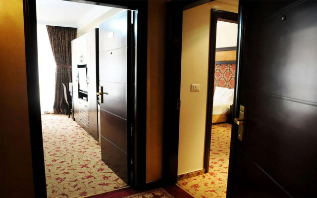 Queen's Suite Hotel